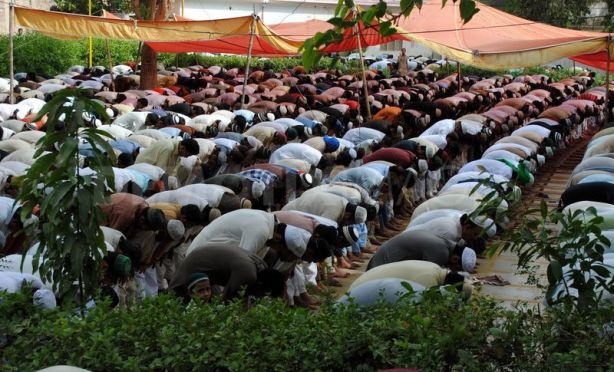 1344001058-muslims-offering-jumma-prayer-in-jamia-ishaqia-masjid-mosque_1368653
